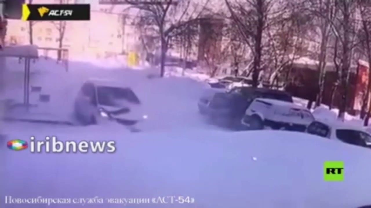 ویدیو سقوط وحشتناک یخ بر روی سرنشینان خودرو