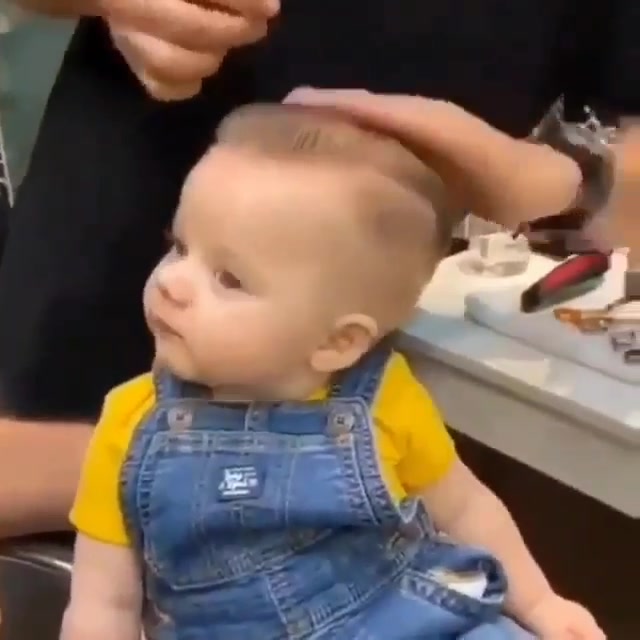 کودک بامزه در آرایشگاه