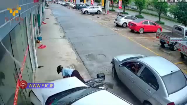تصادف وحشتناک زن موتورسوار به همراه پسرش با دو خودرو