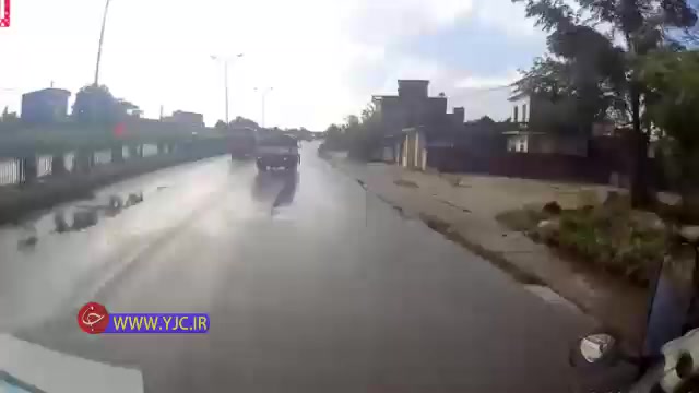 اقدام خطرناک یک پیرمرد در وسط جاده