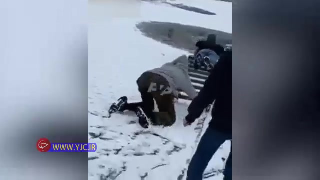 نجات یک سگ از وسط دریاچه ای یخ زده