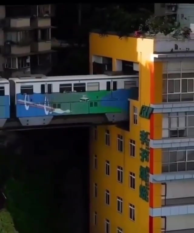 قطاری که درون ساختمانها می گذرد!
