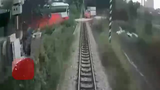 تصادف وحشتناک قطار با اتوبوس