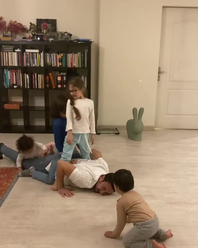 بازی شاهرخ استخری با فرزندانش