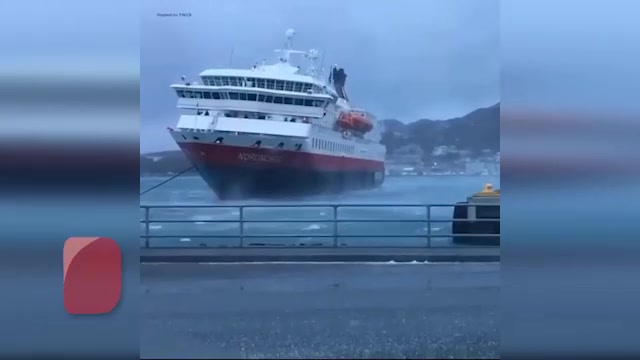 ویدیو جدال وحشتناک کشتی مسافربری با طوفان