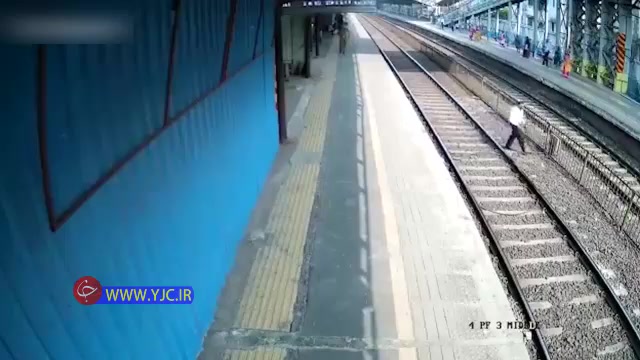 ویدیو اقدام خطرناک یک مرد هندی در عبور از مقابل قطار