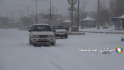 بارش برف در ارومیه و امدادرسانی به مسافران گرفتار در کولاک