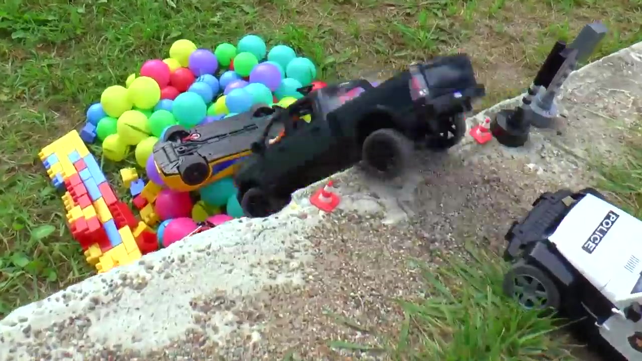 ماشین بازی کودکانه - بالا کشیدن ماشین ها از دیوار