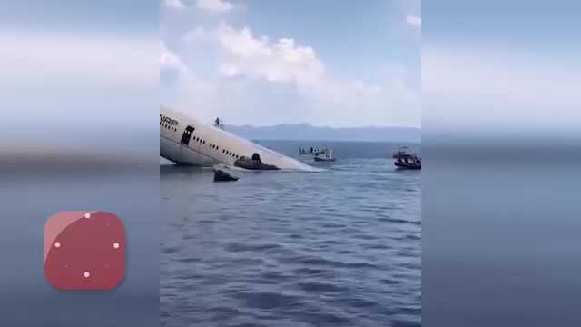 لحظه غرق شدن هواپیمای مسافربری در آب