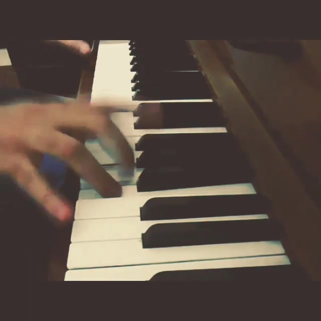نوازندگی قطعه مادر من با پیانو