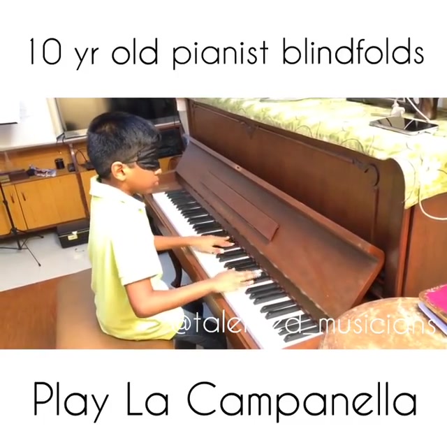 پیانو نوازی پسر بچه ده ساله با چشمهای بسته